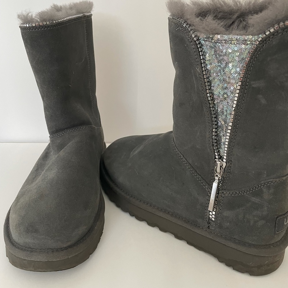 UGG Women’s classic Zip boot